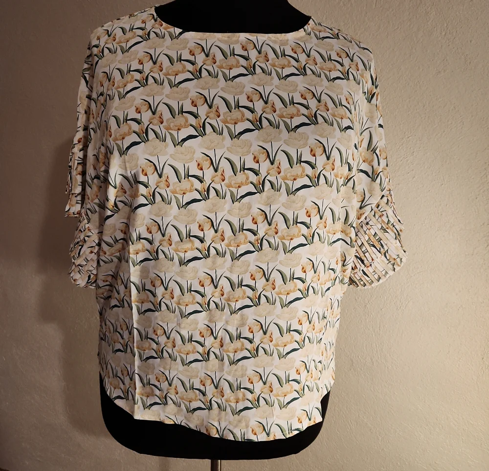 Easel Women's Cream Yellow Floral Short Sleeve Blouse Size Large NWT - Picture 1 of 8